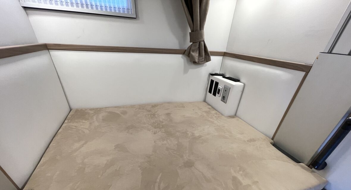 Schlafbereich mit Doppelbett im Wohnteil des LKW
