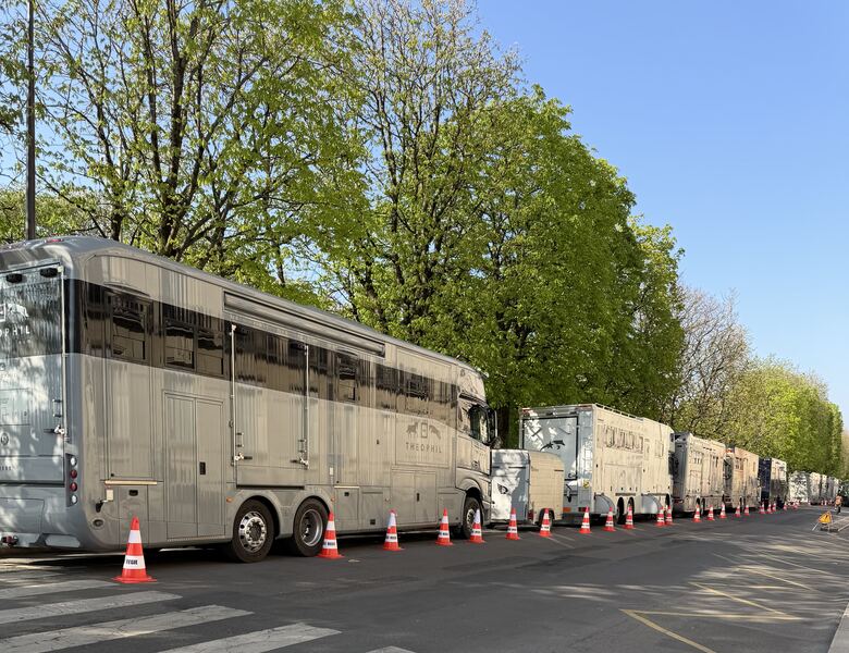 Reihe von Pferde-LKW entlang einer Straße