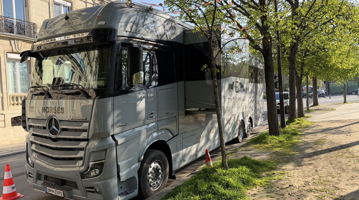 Pferde-LKW in einer Pariser Allee vor einem Turnier