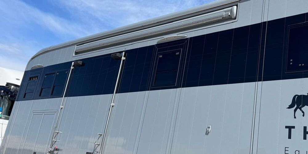Seitenwand des LKW mit den Fenstern von Pfleger- und Pferdeabteil