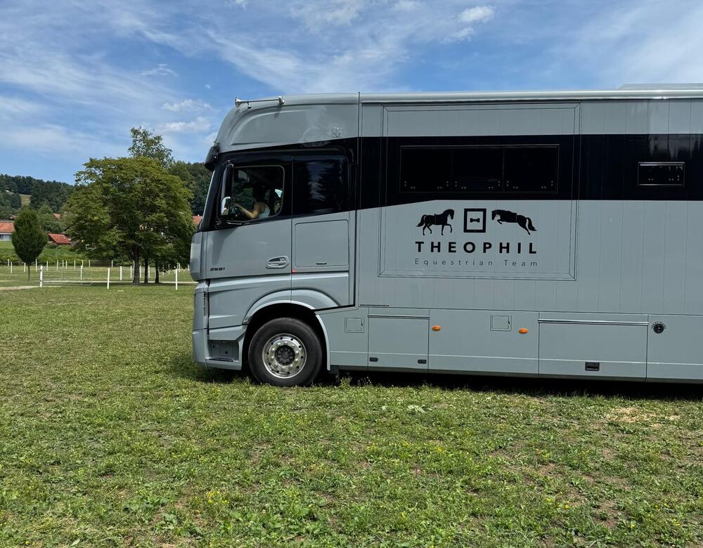 Zugmaschine des Pferde-LKW auf einer Wiese vor sommerlichem Himmel